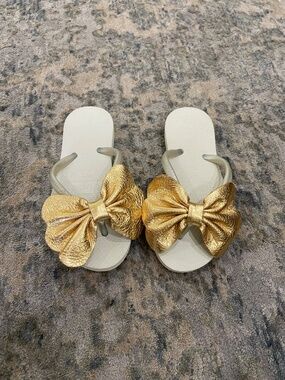 “Dupe” girls flip flops with gold leather bow